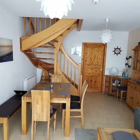 Ferienhaus Boddenruh * ברייגה